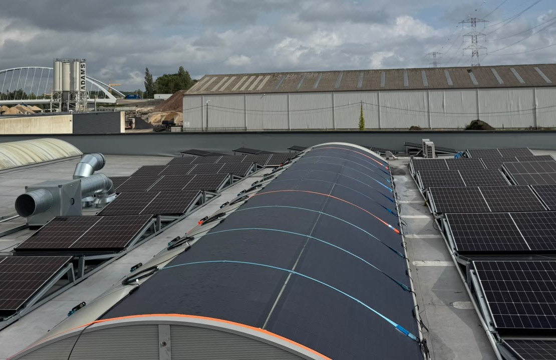 Nahaufnahme flexibler Solarmodule, die der Dachw&ouml;lbung folgen, mit MC4-Kabeln an beiden Seiten