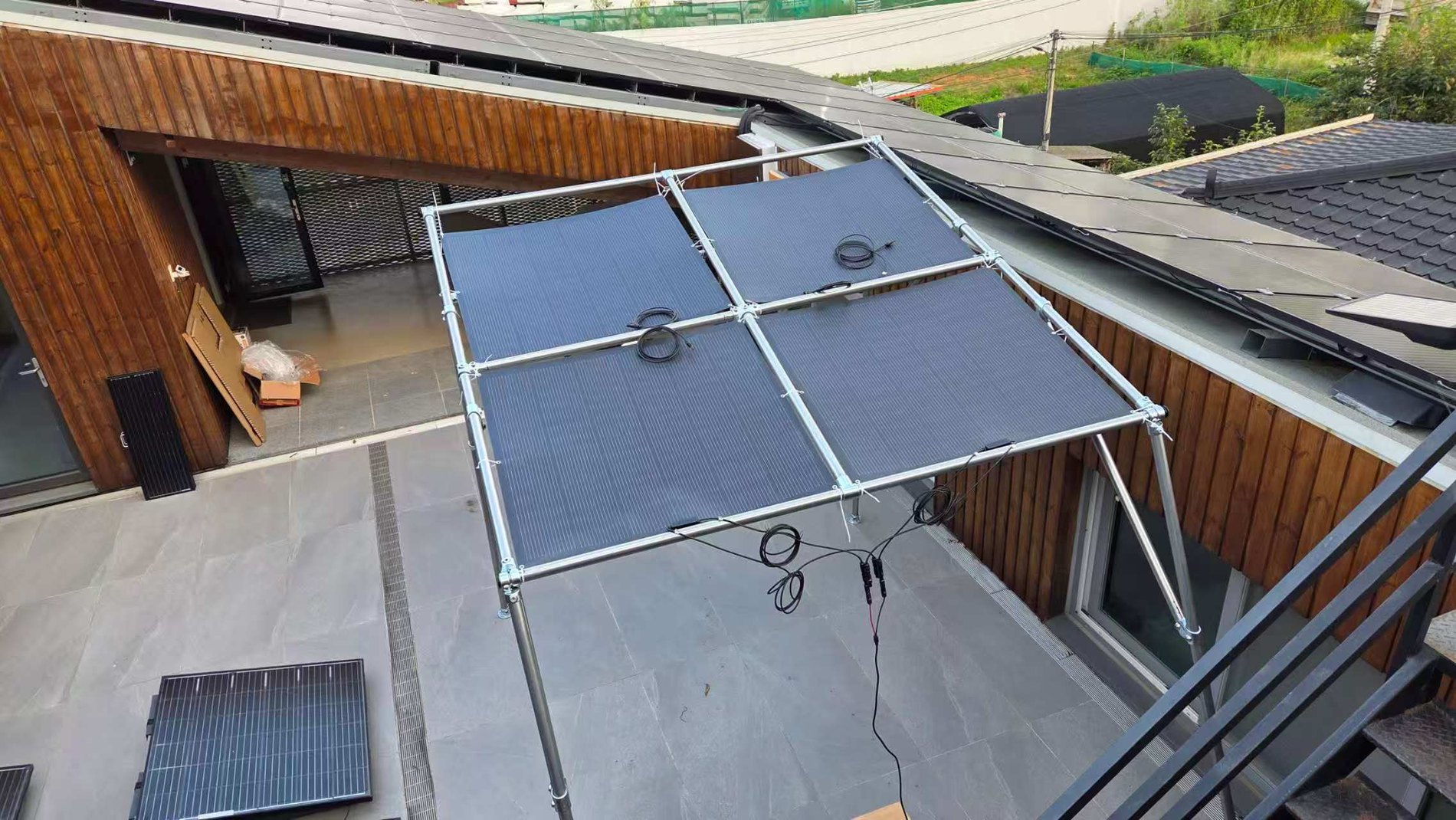 Draufsicht auf vier flexible Solarmodule auf einem Aluminiumrahmen mit Kabelf&uuml;hrung