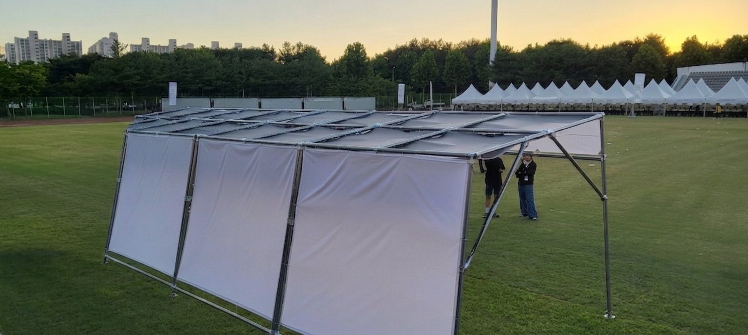 Flexible Solar-&Uuml;berdachung in voller Gr&ouml;&szlig;e auf dem Feld am Veranstaltungsort