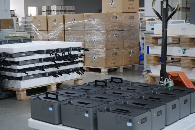 Palettierte LIONSHEE Power-Box-Module aus dem Lagerbestand