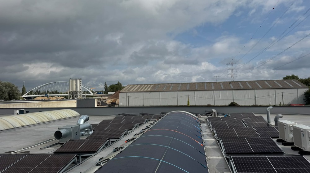 Fabrikdach in Belgien mit flexiblen Solarmodulen auf einem gew&ouml;lbten Feld und starren Modulen auf den flachen Bereichen
